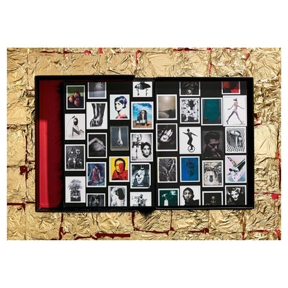 KAOS Buchrücken in Schwarz mit roter und gelber Typografie.