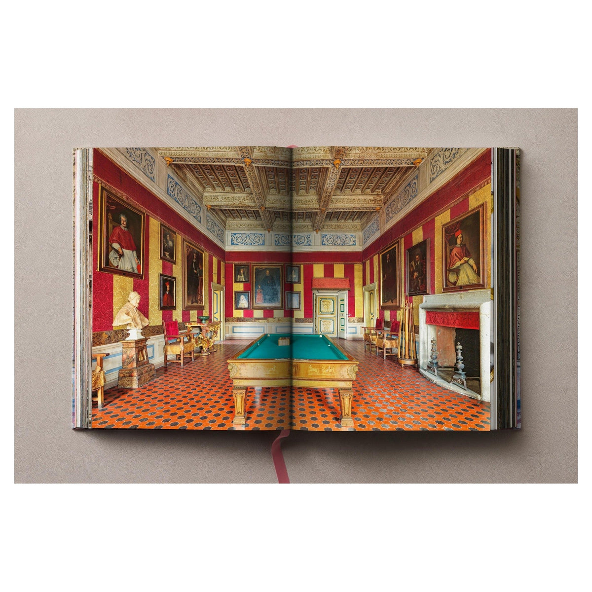 Massimo Listri Fotoband mit kunstvollen Fassadenmotiven im klassischen Stil.