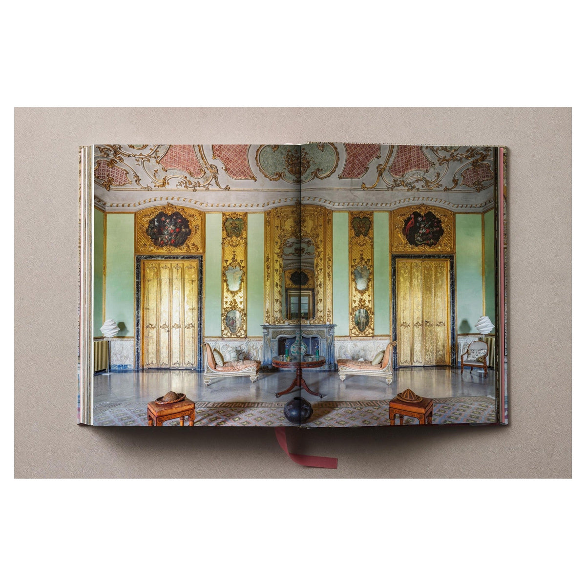 Bildband mit italienischer Architekturkunst, edel gebunden und farbintensiv gestaltet.
