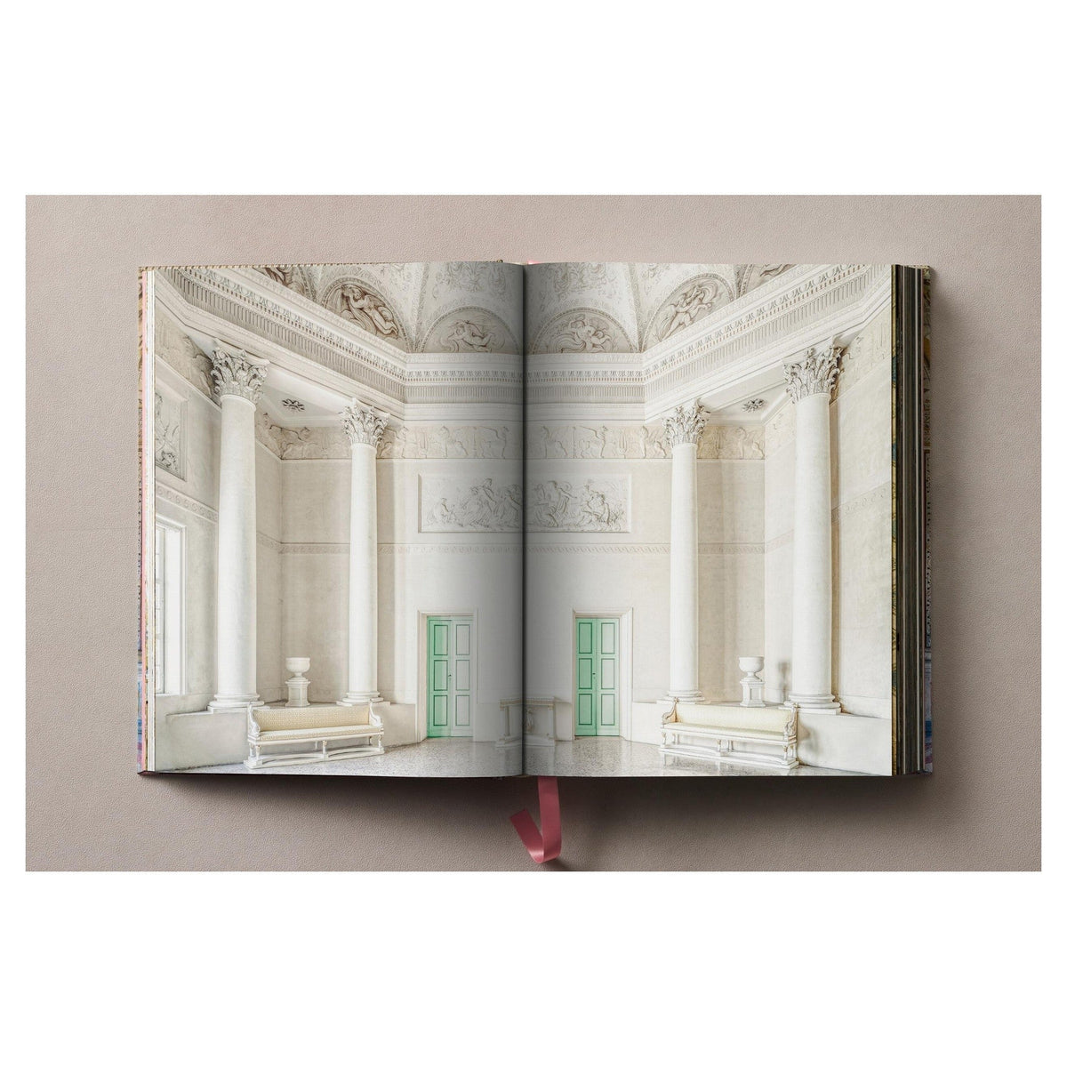 Großformatiger Architekturband über Italiens historische Paläste mit farbigem Cover.