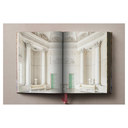 Großformatiger Architekturband über Italiens historische Paläste mit farbigem Cover.