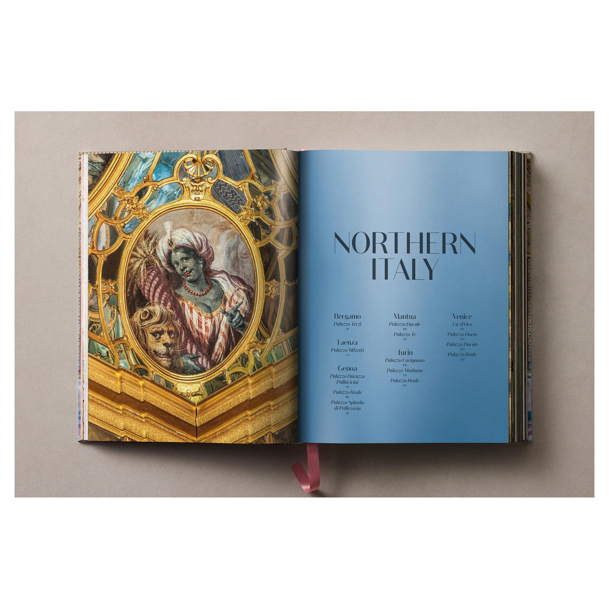 Hochwertiges Coffee-Table-Book Italian Palaces von Massimo Listri mit Steinmuster-Optik.