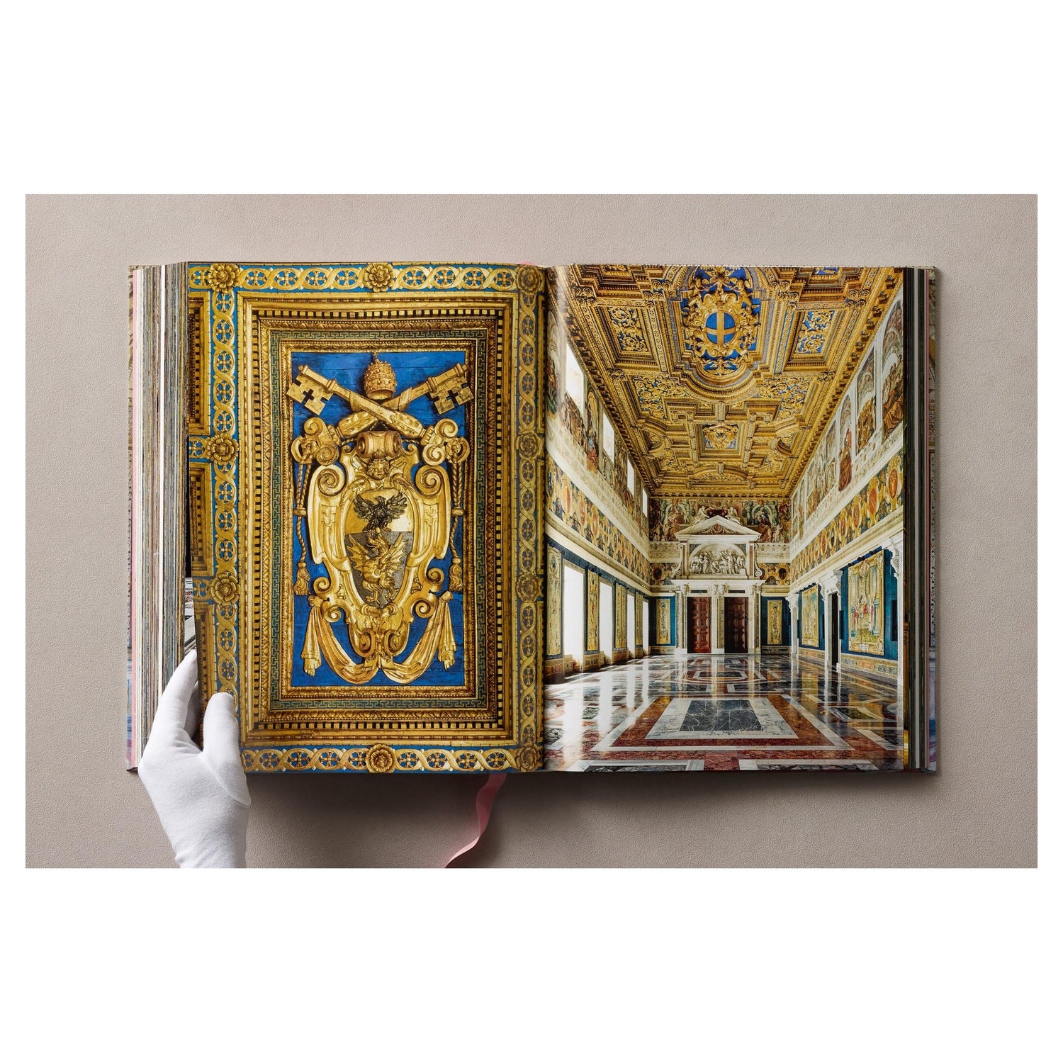 Kunstvoll dekoriertes Hardcover-Buch über italienische königliche Residenzen.