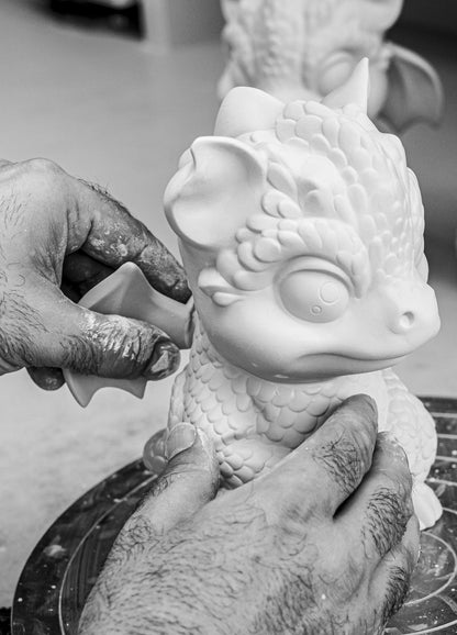 Baby Dragon Porzellanfigur mit einzigartigem Schuppenmuster