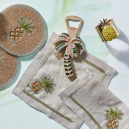 Tischdekoration mit Palmen und Ananas