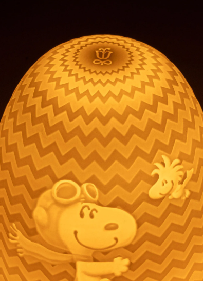 Edle Peanuts-Dekolampe mit strukturiertem Snoopy-Design und weichem Licht.