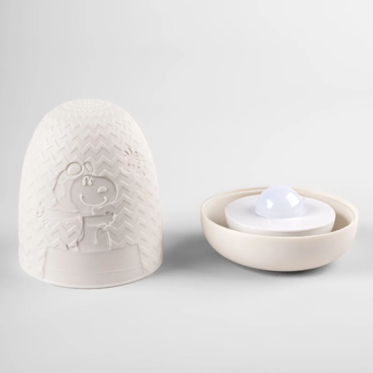 Snoopy-Tischlampe mit feinen Details und sanfter Beleuchtung für gemütliche Atmosphäre.