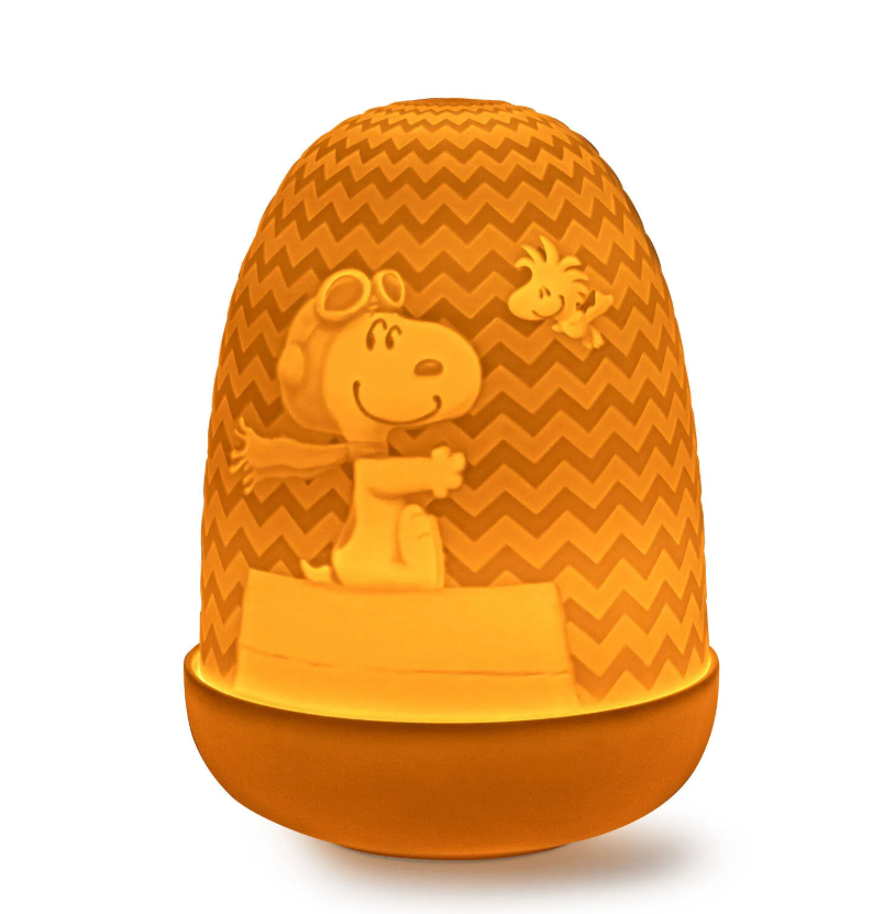 Hochwertige Porzellan-Tischlampe mit Snoopy-Relief und warmem Lichtschein.