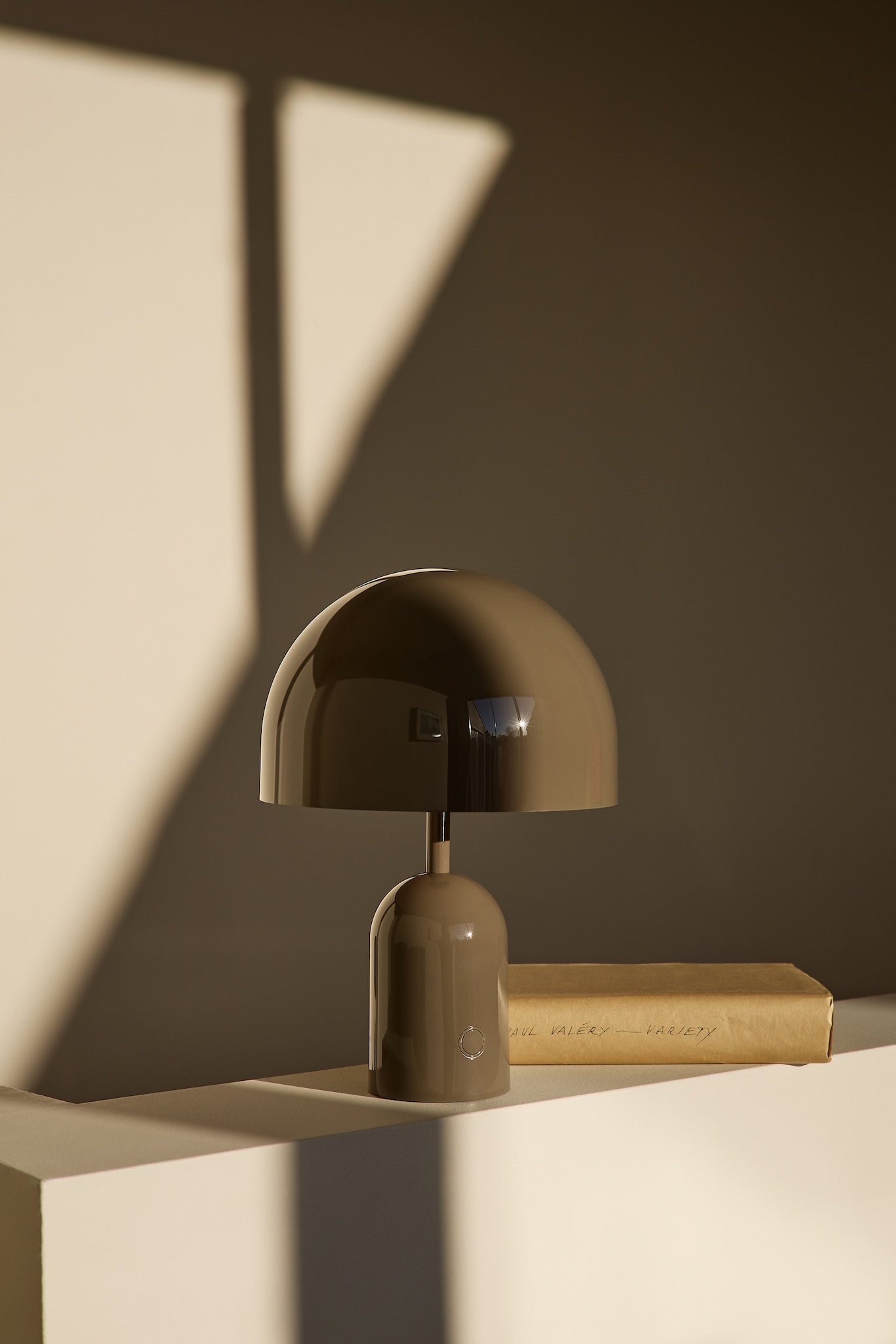 Tischleuchte Bell Table Light in High-Gloss Taupe