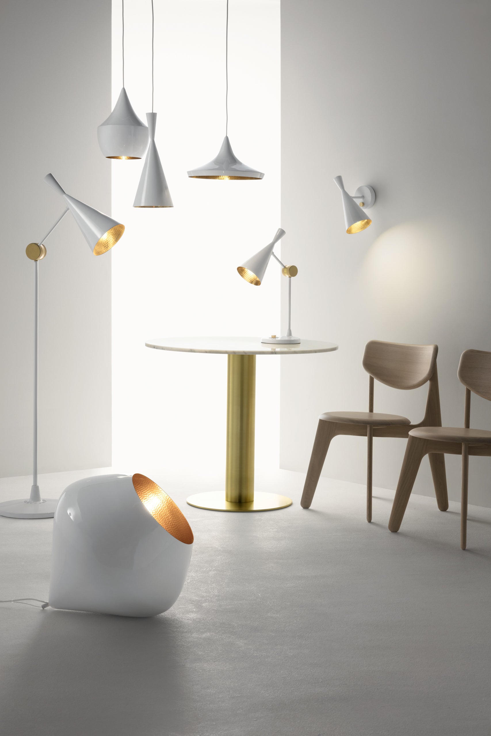 weisse Leuchten und natural Esszimmerstühle Slab von Tom Dixon