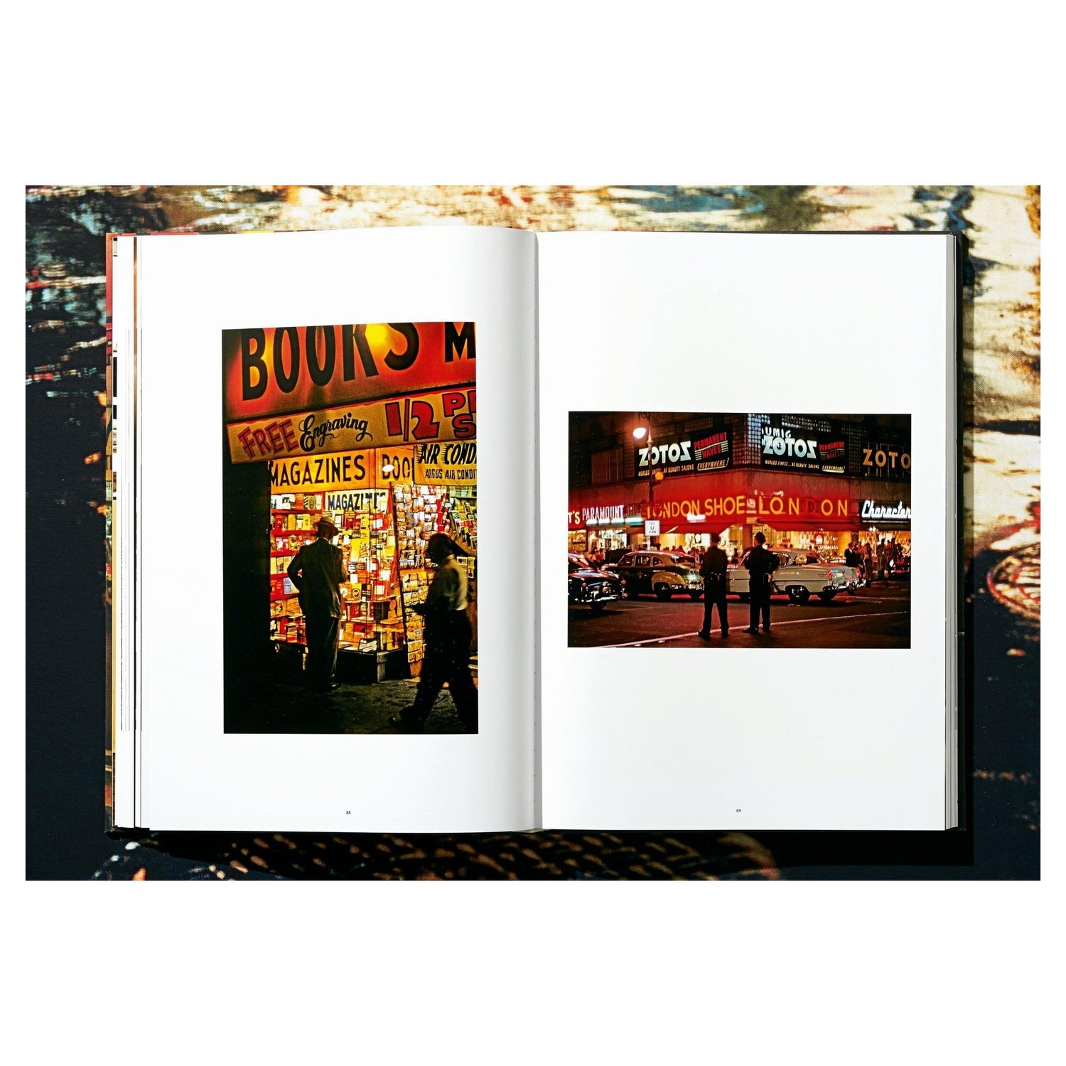 Innenansicht des Buches mit Farbfotografie


