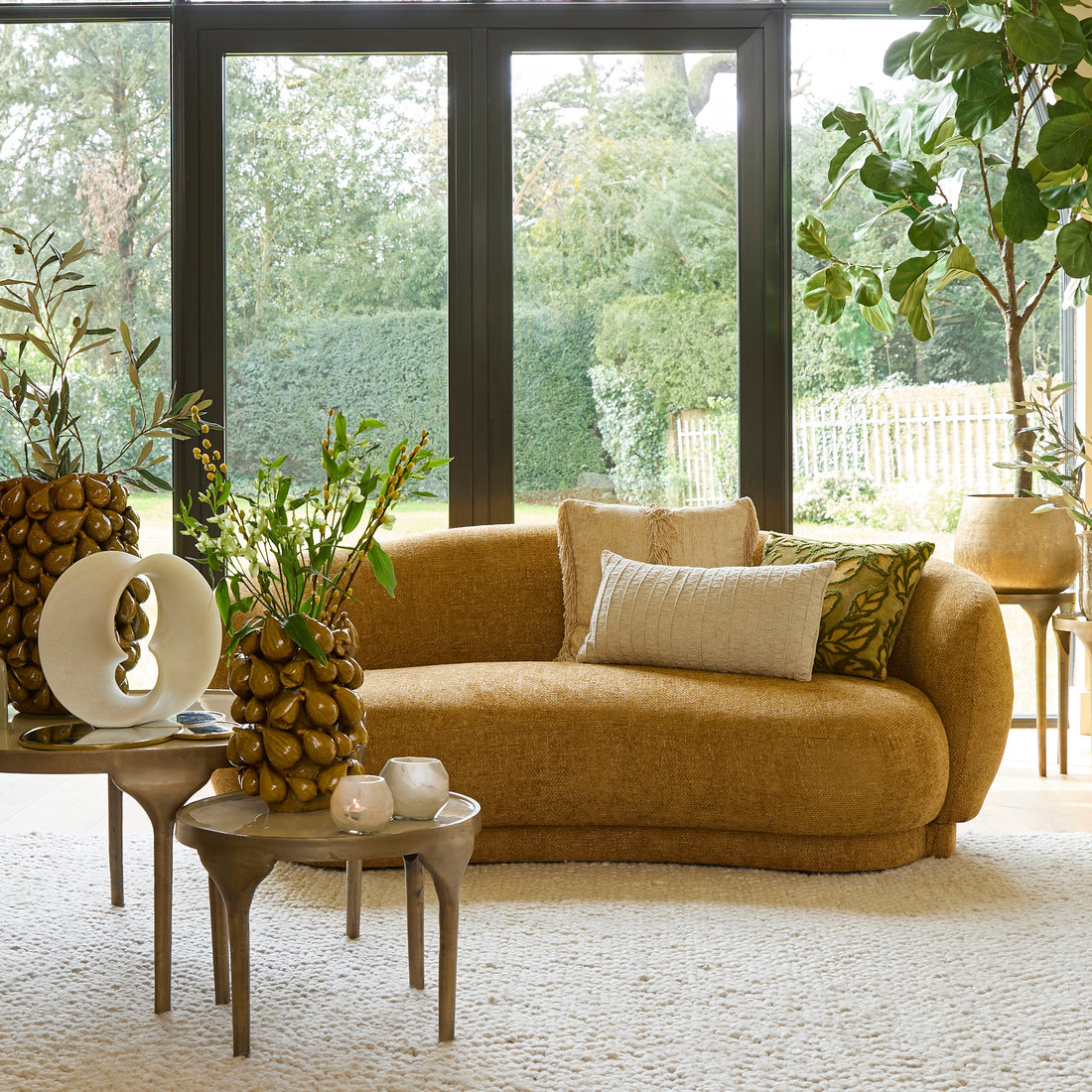 Polstersofa UVITA in sonnigem Gelb und weichen Linien