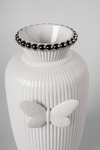 Frontansicht der eleganten, handgefertigten Porzellanvase