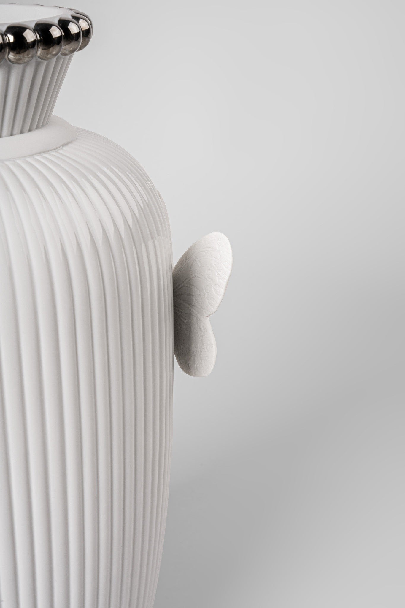 Glänzender Abschluss der Vase mit metallisch veredeltem Rand