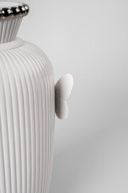 Glänzender Abschluss der Vase mit metallisch veredeltem Rand