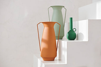 ROMAN VASES von Pols Potten in vier Farben und Größen als Blickfang in der Wohnraumgestaltung.